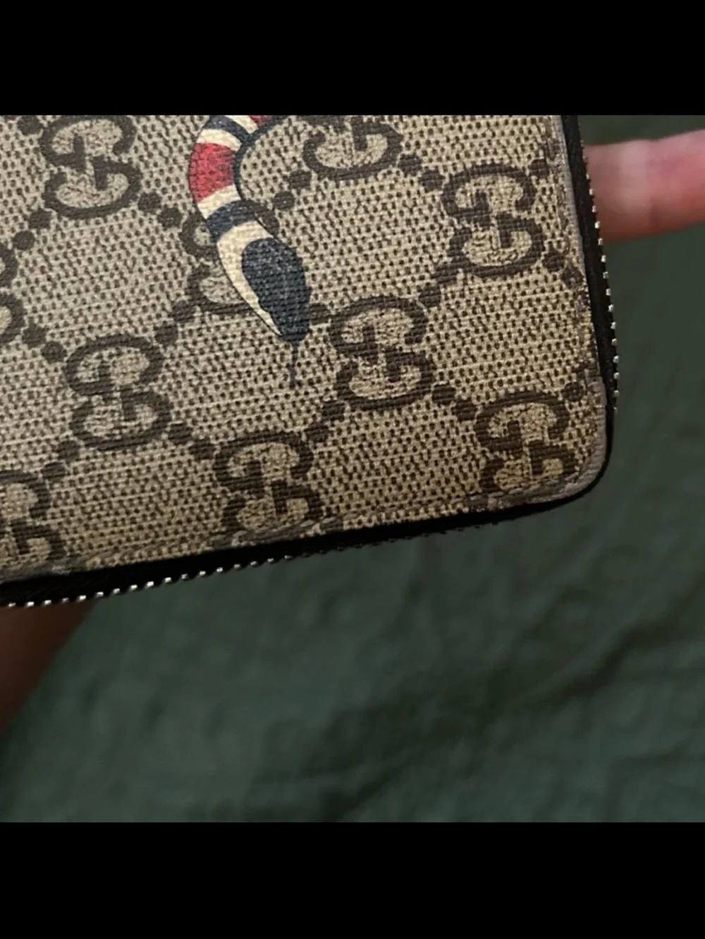 Gucci Beige GG Supreme Wallet with Red and Black Snake Motif - Picture 3 of 12